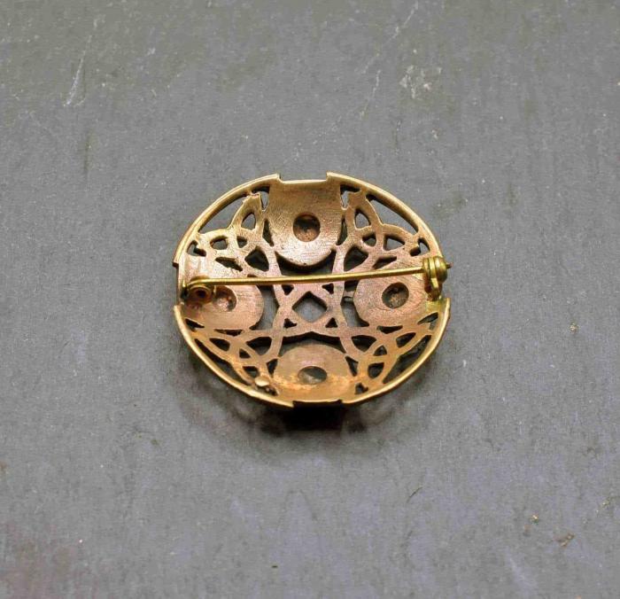 Rückseite mit geschloßener Nadel von Keltische Brosche mit Triskelen aus Bronze von Belanas Schatzkiste